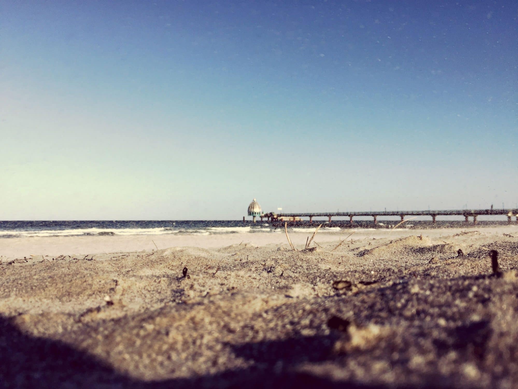 Sie finden in Zingst keine besser gelegene Unterkunft, um Ihren Urlaub Richtung Strand, Meer und Wohlbefinden zu starten. Unsere wunderschönen Ferienwohnungen, ­ruhig aber zentral – nur eine Querstraße von der beliebten Seebrücke gelegen, hat sich zu einem sehr beliebten ganzjährigen Urlaubsziel unserer zahlreichen Stammgäste entwickelt und bietet Ihnen jeglichen wünschenswerten Komfort für einen gelungenen und günstigen Ostseeurlaub in Zingst.